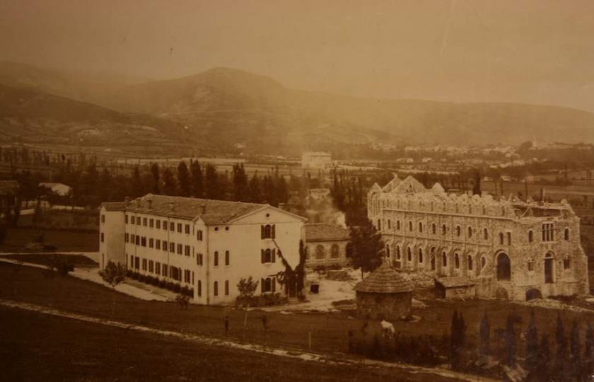 1898 : les bâtiments s'élèvent